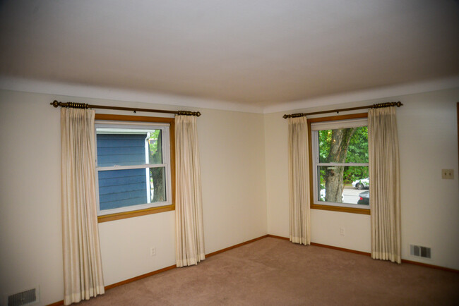 Living room. - 1060 21st Ave SE