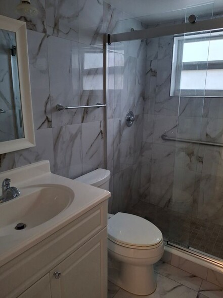 Building Photo - 5050 Bayview Dr