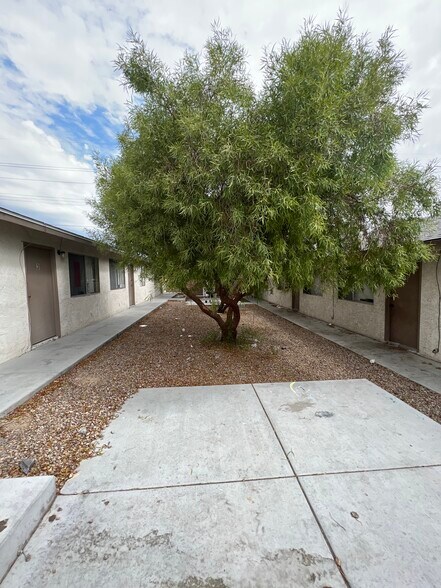 Building Photo - 1824 E Bonanza Rd