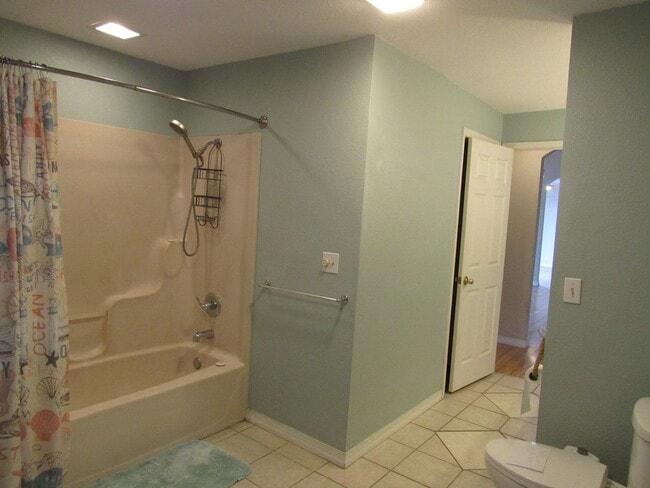 Building Photo - 4 bedroom lake view home