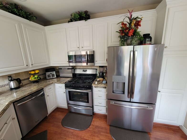 Kitchen - 59 Hawaii Dr
