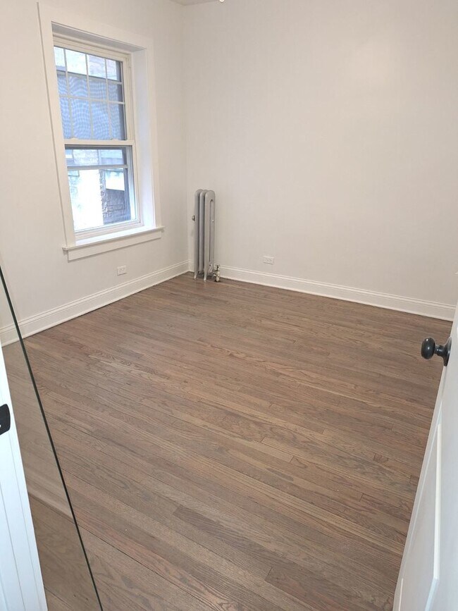 Building Photo - 1070 W Thorndale Ave