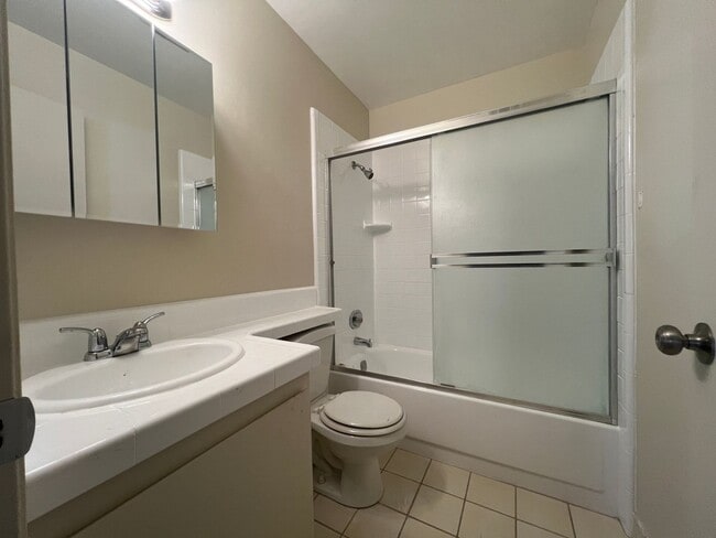 Building Photo - Beautiful 2 Bedroom 1 Bath Condo in South ...