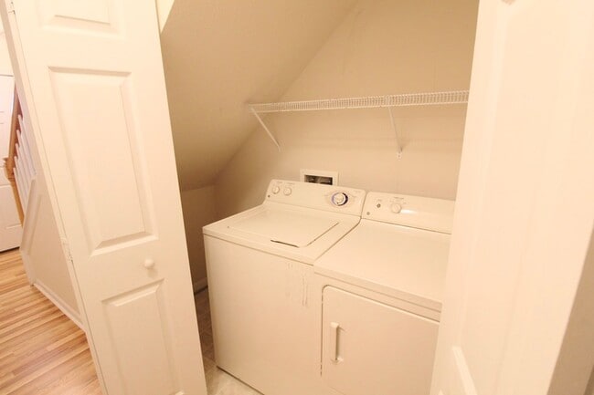 Building Photo - 351 Emerson Ln