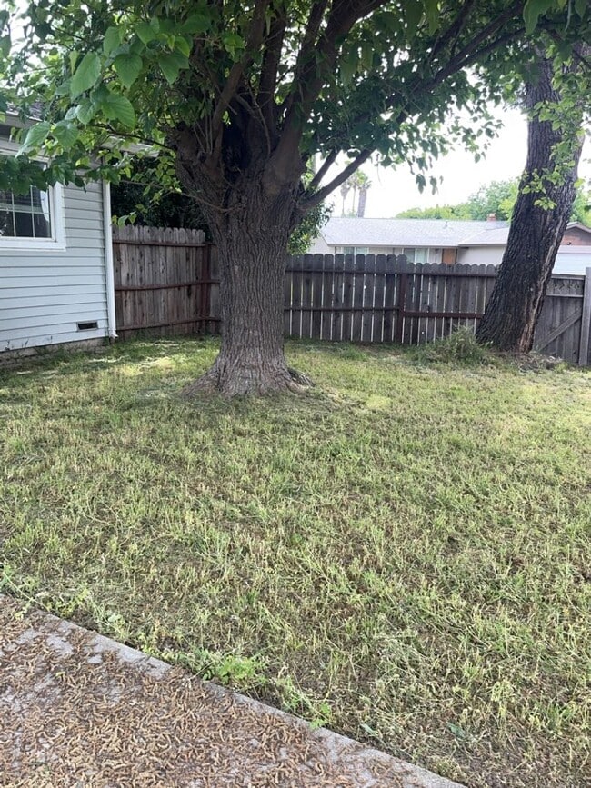 Building Photo - Corner Lot Home