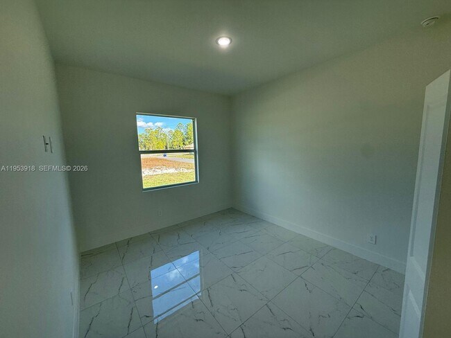 Building Photo - 1121 Florence St E