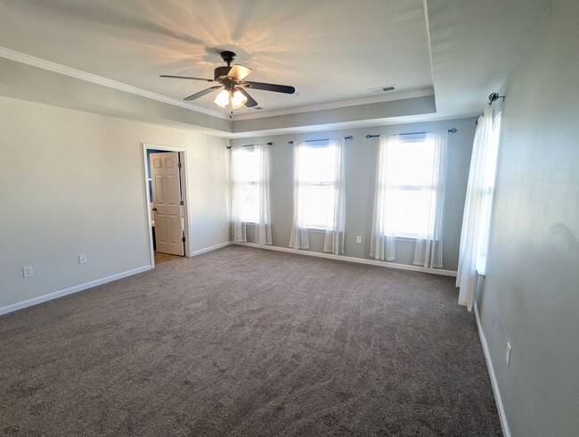 Building Photo - Beautiful 3 level townhouse in the new Jef...