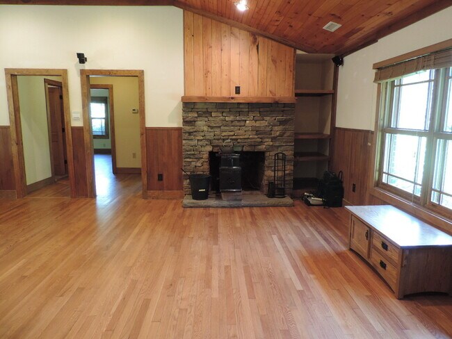 Building Photo - Beautiful Mission-Style Home! Lots of Yard for Play!