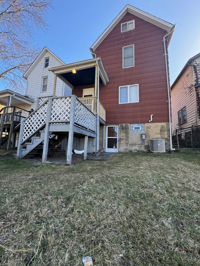 Building Photo - Spacious 4-Bed 2-Bath House!!