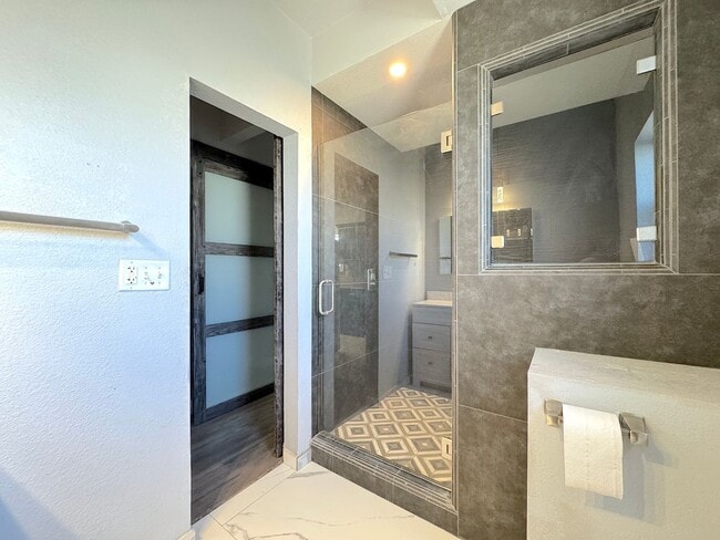 Building Photo - Gorgeous 5bed/3bath Refrig A/C with 2 Master Bedrooms!