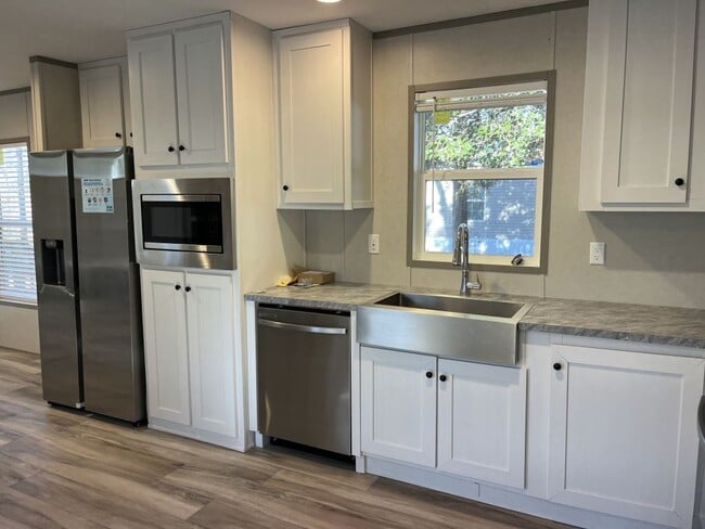 Building Photo - 220 Sequoia Dr