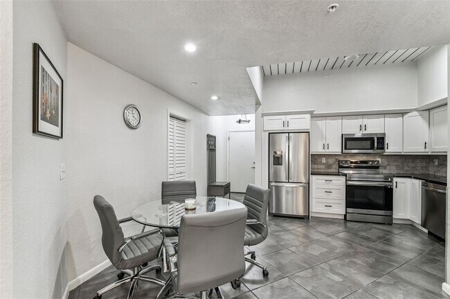 Building Photo - 2421 W Horatio St