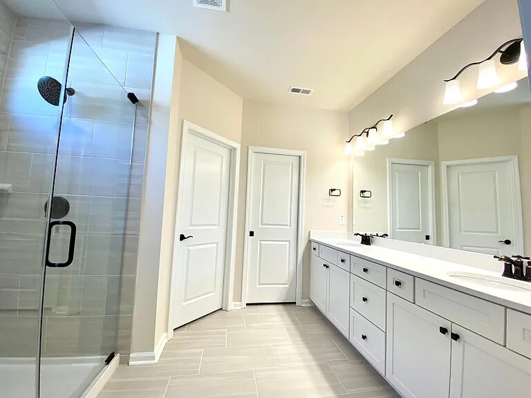 Building Photo - Room in House on Hedge Maple Dr