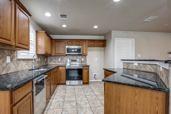 Building Photo - 4 Bedroom/2.5 Bath Wildhorse Subdivision