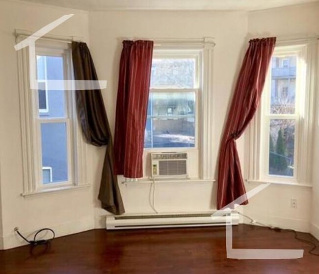 Building Photo - Top Floor-2 with A/C & parking for rent
