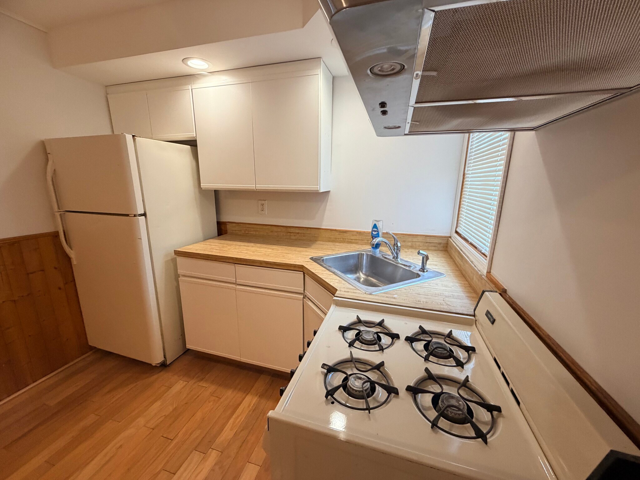 Building Photo - 44 W 7th St