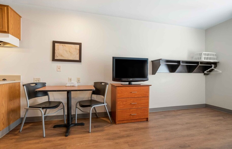 Building Photo - Furnished Studio-Wichita - Airport