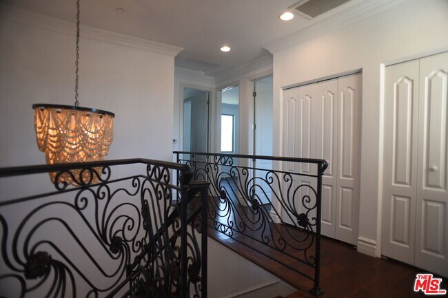 Building Photo - 2005 Robinson St