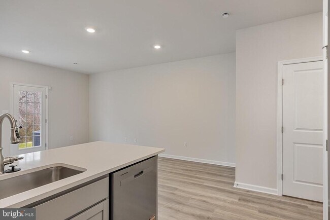 Building Photo - 69 Alexander Wy