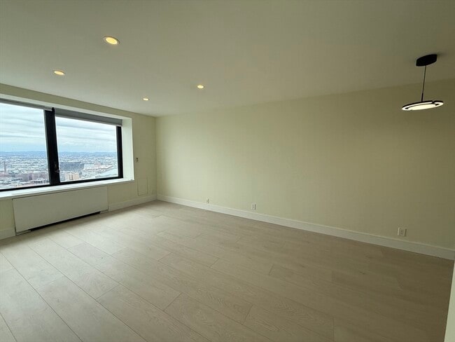 Building Photo - 85 E India Row
