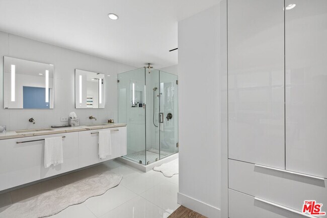 Building Photo - 13700 Marina Pointe Dr