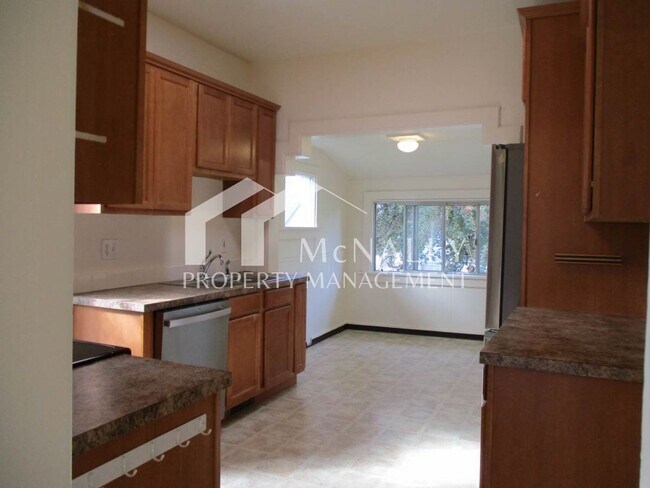 Building Photo - Charming 3-Bedroom Craftsman in Central Tacoma with Spacious Studio/Office