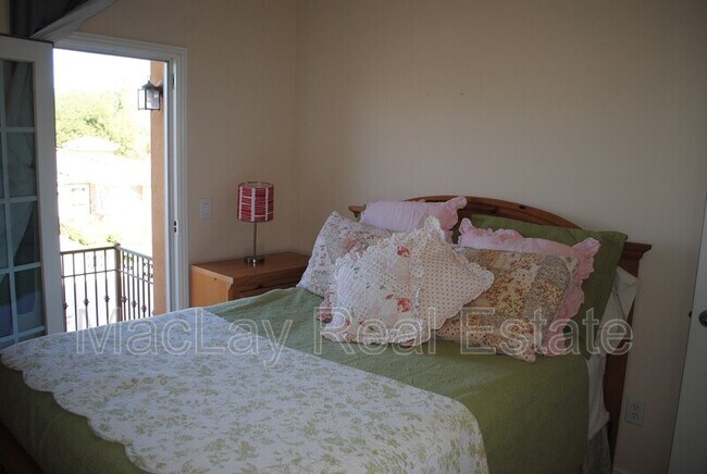 Building Photo - 2029 E Hackberry Pl