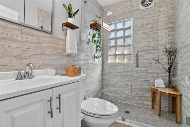 Building Photo - 1267 Lyle Pl NW