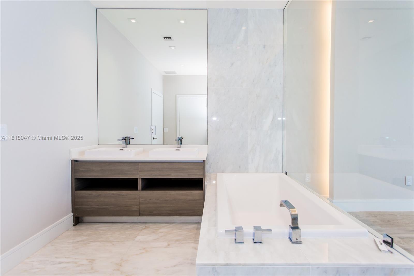 Building Photo - 460 NE 28th St