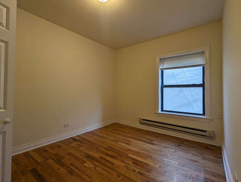 Building Photo - 813 W Waveland Ave
