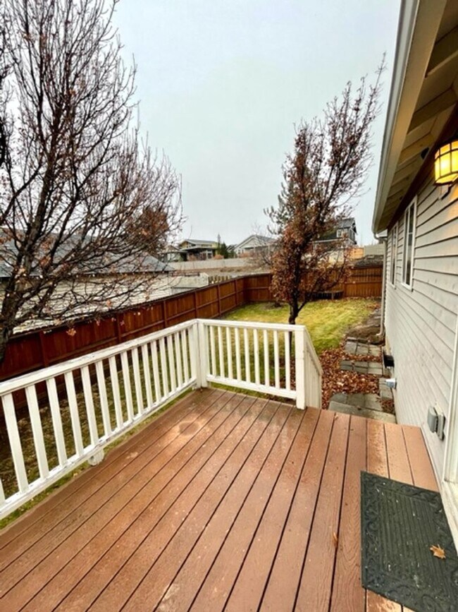 Building Photo - Single level home in Foxborough! Fenced yard!  A/C and a gas fireplace!