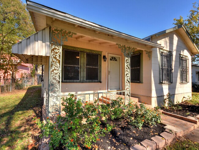 Building Photo - Charming 2 bed/1 bath home in the East side