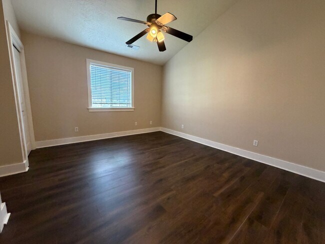 Building Photo - 84 E 300 N