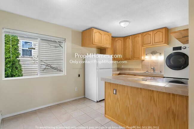 Building Photo - Spacious Apartment In St. Johns Neighborhood!