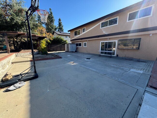 Building Photo - 4 Bedroom - 2 Bathroom with view