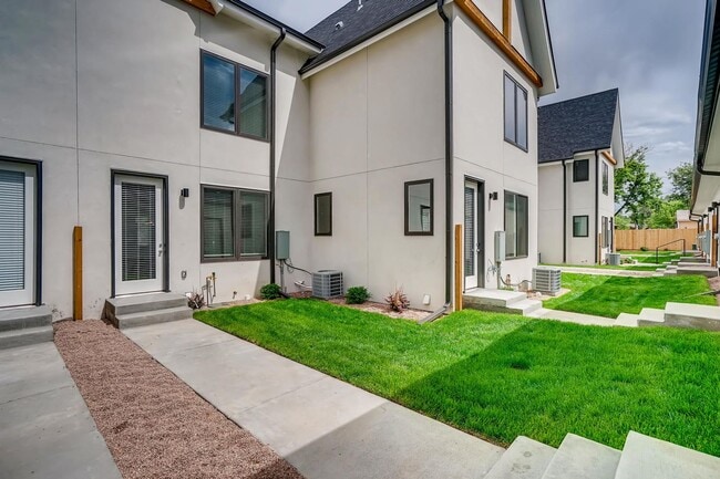 Building Photo - Beautiful 2 Bedroom Townhome