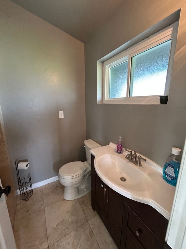 Building Photo - Updated in North Hanford