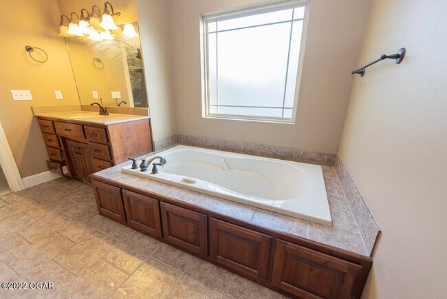 Building Photo - 2709 Summit Dr