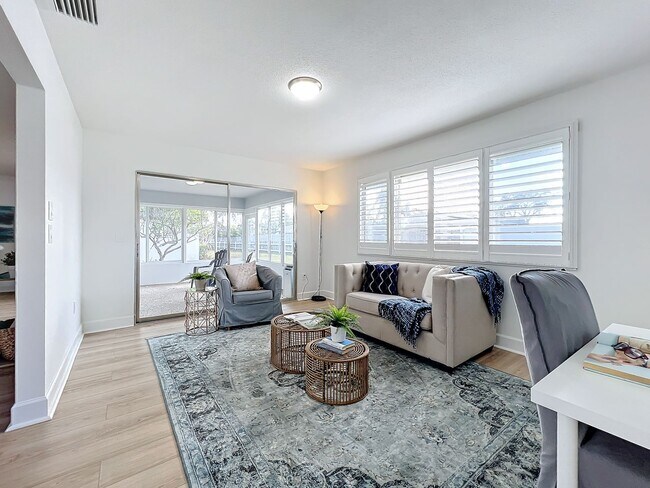 Building Photo - Gorgeous 2-Bedroom, 2 Bath