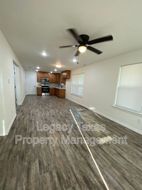 Building Photo - 702 S Wilhite St