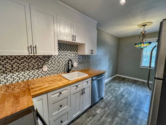 Building Photo - UPDATED 2 Bedroom 2 Bath Woodcrest Condo i...