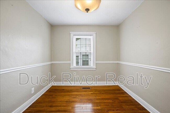 Building Photo - 2135 Thomas Ave