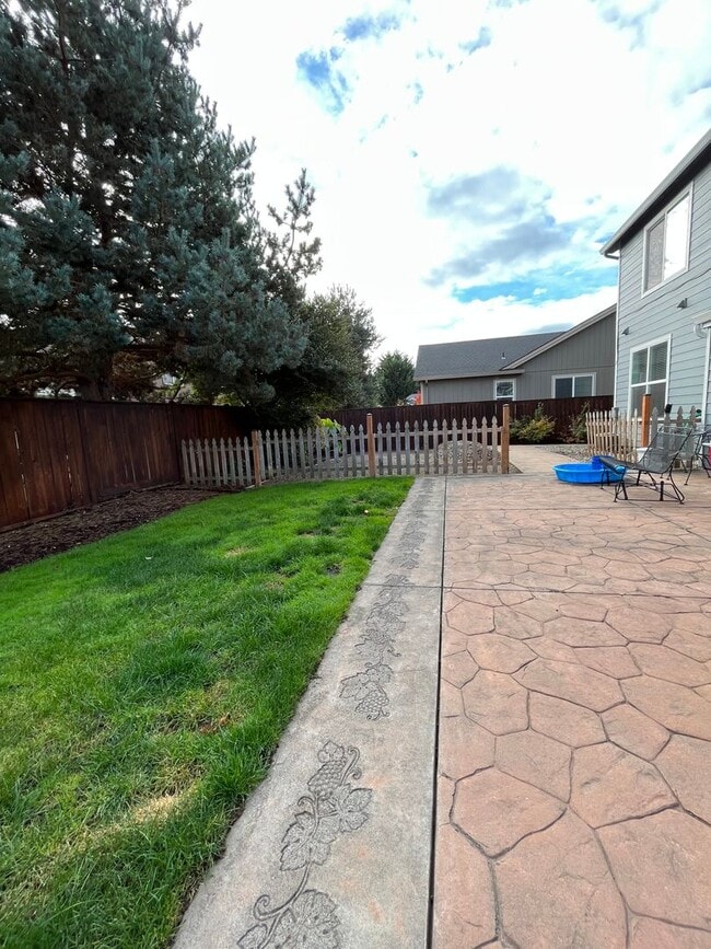 Building Photo - 3-Bedroom 3-Bathroom house across from Candlelight Park
