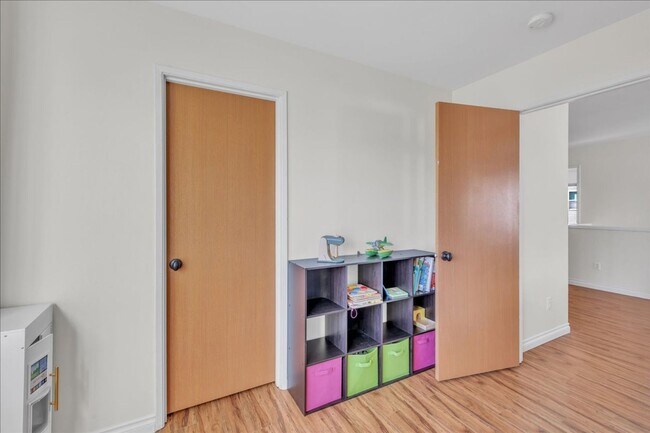 Building Photo - Stylish Yelm Home with A/C, Butcher Block Counters & Fully Fenced Yard!