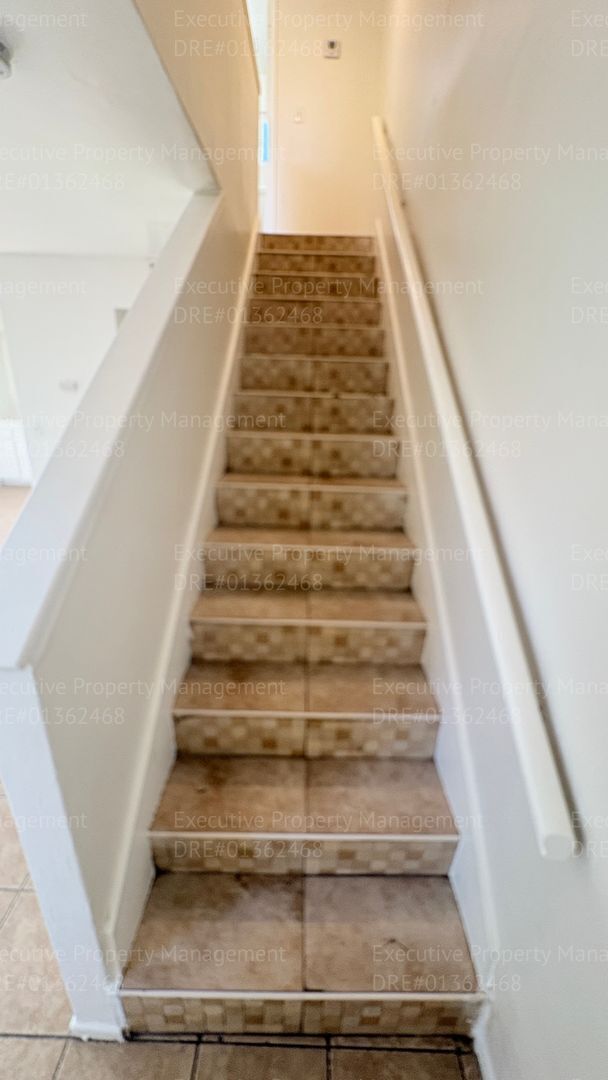Building Photo - 2 bedroom 1.5 bathroom townhome near shopping centers and hospital! Located in the 93305 zip code...