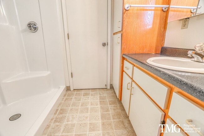 Building Photo - Spacious 4BR Townhome with AC, W/D, Garage...
