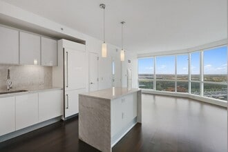 Building Photo - 77 Hudson St