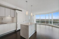 Building Photo - 77 Hudson St