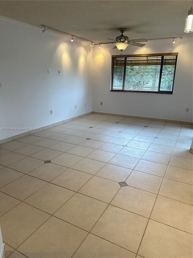 Building Photo - 15489 N Miami Lakeway