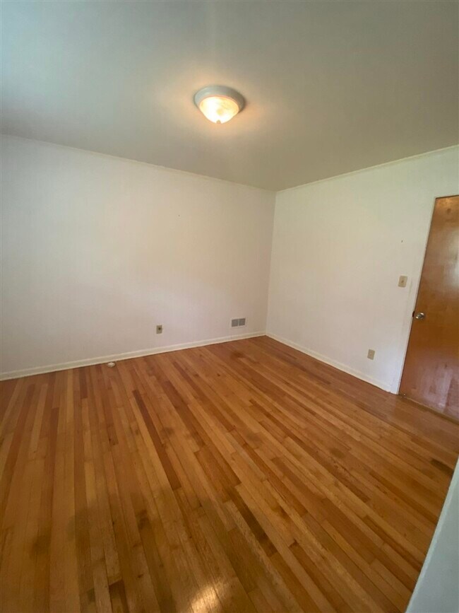 Building Photo - 1006 Ivanhoe Rd